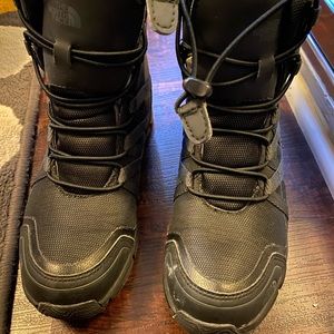 Kids boys North face black snow/winter boot size 3
